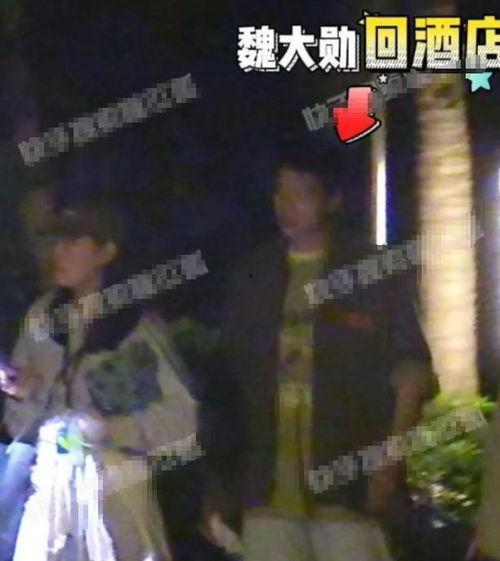 男网红厕所吃瓜,揭秘男网红的“吃瓜”瞬间  第2张